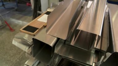 Çelik parçaları yığını.