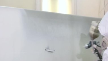 İşçi sprey boya metal.