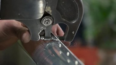 El perçin sıkacağı eylem.