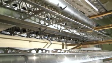 Parlak metal perçin ile.