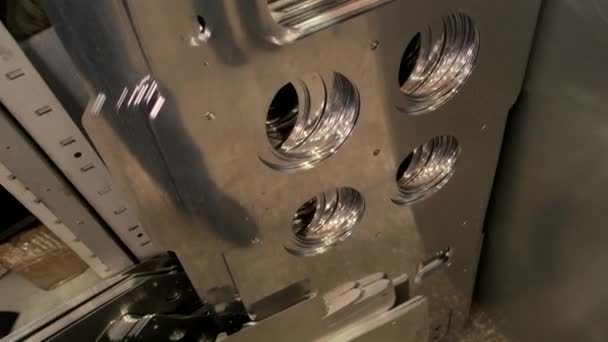 Pièces métalliques minces sur étagère .