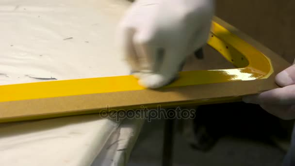 Trabalhador aplicando tinta verniz . — Vídeo de Stock