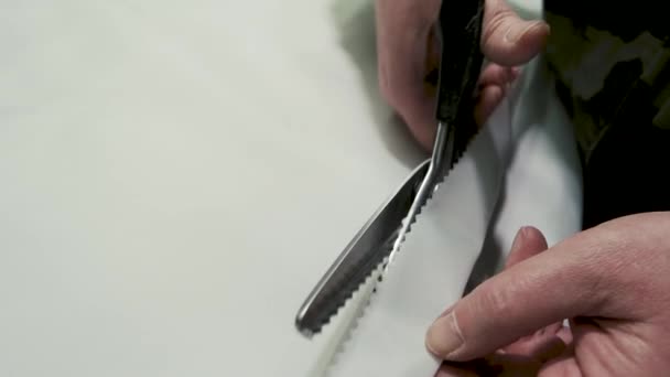 Ножницы режут ткань . — стоковое видео