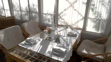 Sandalye ve yemek masası.