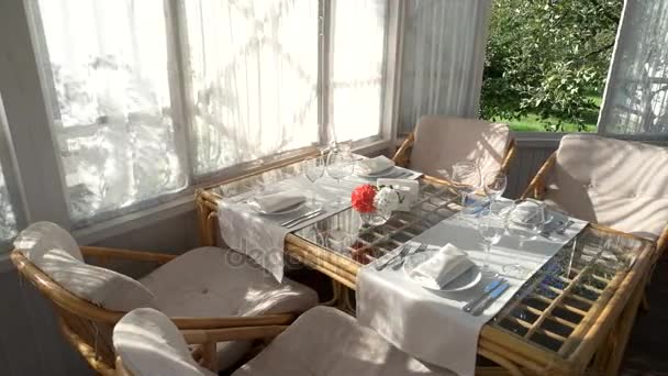 Eettafel in de buurt van geopende venster. — Stockvideo