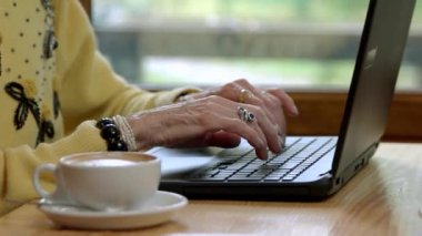 Uyuşuk içinde yazarak eller.