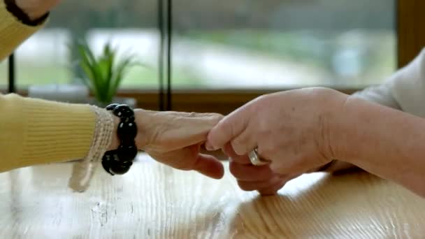 Äldre kvinnor hand i hand. — Stockvideo
