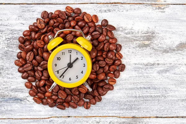 Wecker auf Kaffeebohnen. — Stockfoto