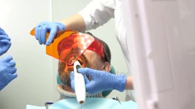 İş yerinde iki diş hekimleri.