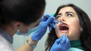 diş hekimi kadına.