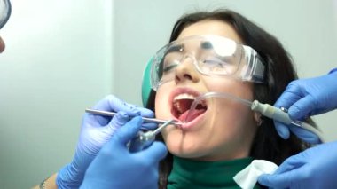 Diş hekimi hastayla meşgul.
