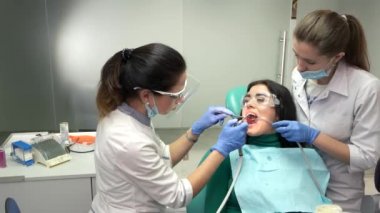 İki diş doktor ile hasta.