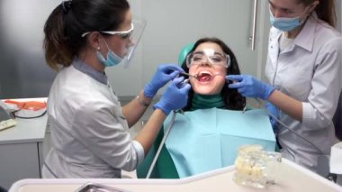 İşyerinde iki stomatologists.