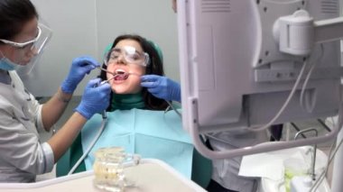 İki diş Doktor iş başında.