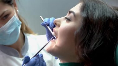 Diş hekimi, açık ağız ile hasta.