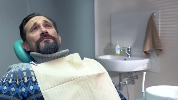 Reifer Mann im Zahnarztstuhl. — Stockvideo