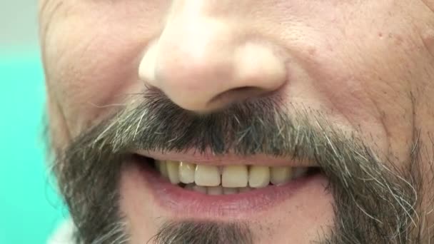 Homme barbu souriant. — Video