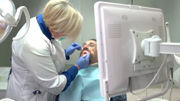 Θηλυκό οδοντίατρος εργάζεται. — Αρχείο Βίντεο