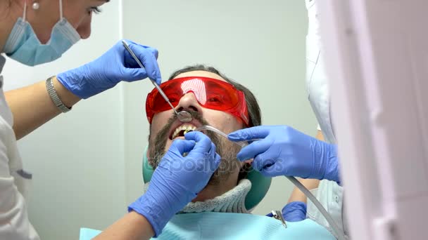 Dois dentistas a trabalhar . — Vídeo de Stock