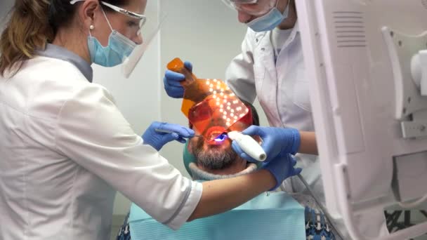 Дві жінки-стоматологи працюють . — стокове відео