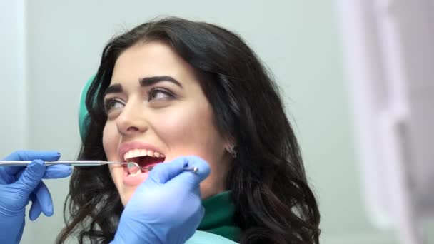 歯医者で若い女性. — ストック動画