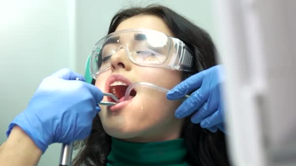 Los dentistas trabajan con el paciente . — Vídeo de stock