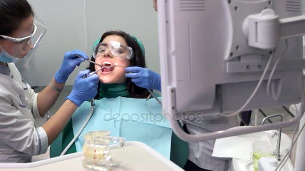 Two dental doctors at work. — Stock Video