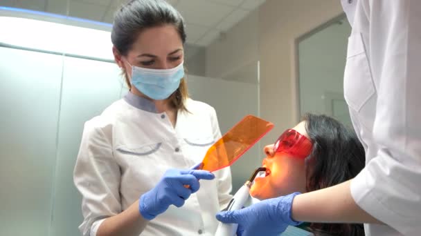Mladé samice stomatologa a pacient. — Stock video
