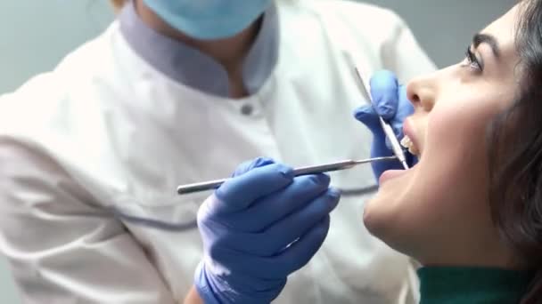 Dentista mulher trabalhando . — Vídeo de Stock