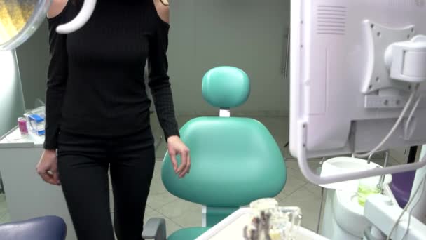 Giovane donna sorridente, studio dentistico . — Video Stock