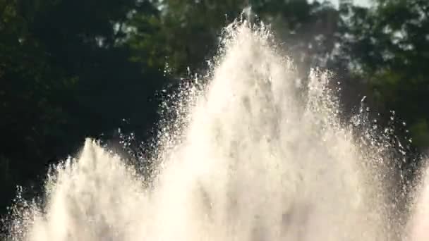 Spatten van fontein in beweging. — Stockvideo