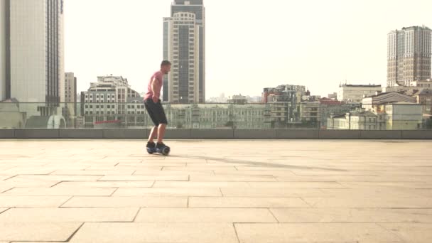 Jeune homme sur hoverboard . — Video