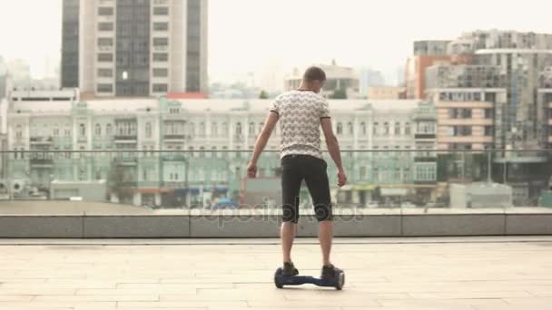 Jeune homme sur un hoverboard . — Video