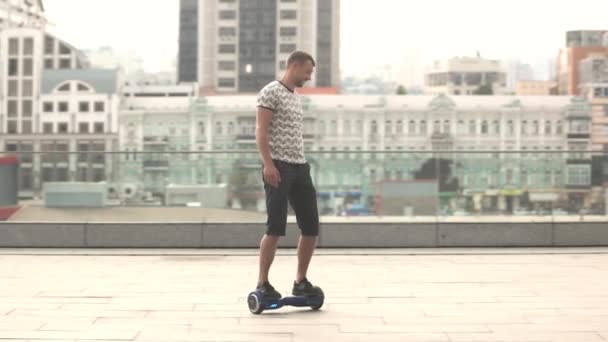 Giovane su gyroscooter . — Video Stock