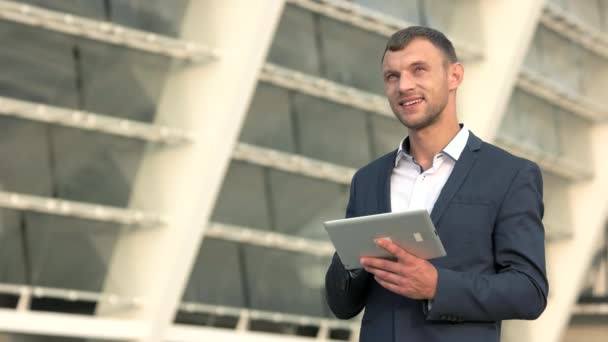 Young businessman with tablet smiling. — Stock Video