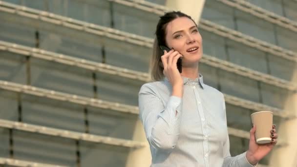 Donna d'affari al telefono. — Video Stock