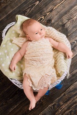 Sepet ve çocuk, üstten görünüm.