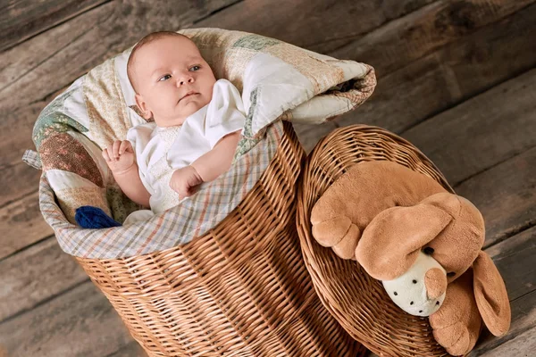 Schattige baby in wilgen mand. — Stockfoto