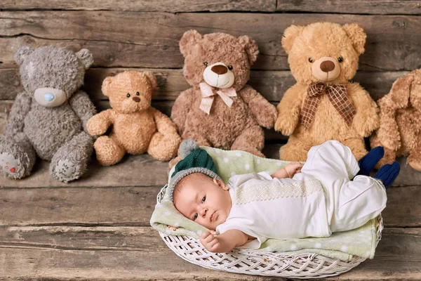 篮、 婴儿和 teddybears. — 图库照片