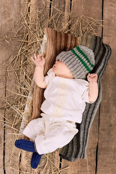 Мальчик в вязаной шляпе . — стоковое фото
