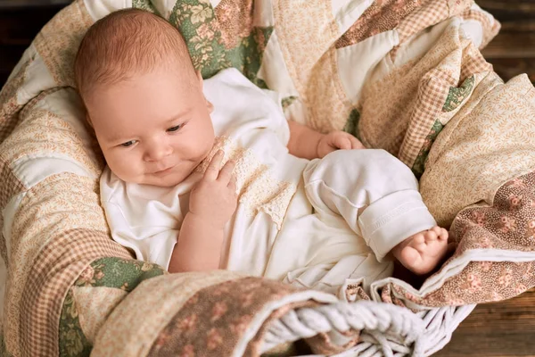 Маленький ребенок и одеяло . — стоковое фото