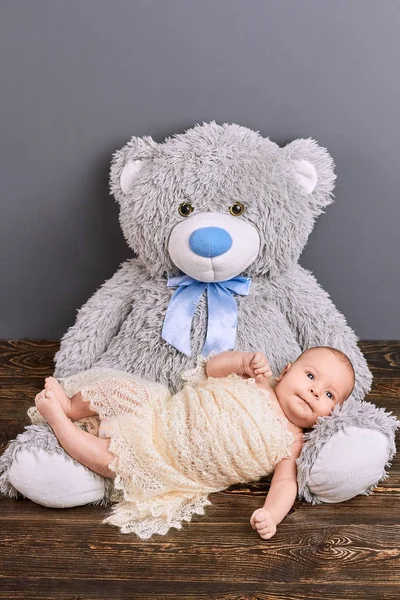 Teddy bear and infant. — Stock Photo, Image