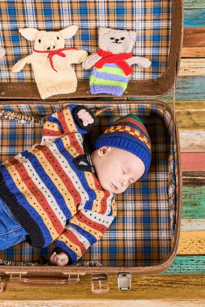 Valigia con bambino dormiente . — Foto Stock