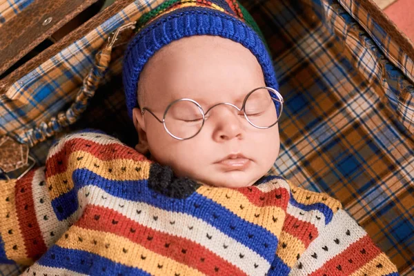 Baby in bril slapen. — Stockfoto