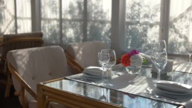 Yemek Masası pencere yakınındaki.