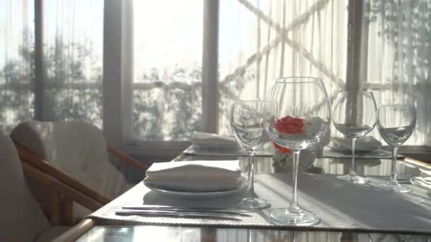 Güneş ışığı altında yemek masası. — Stok video