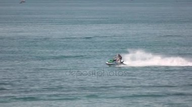 Jet ski, uyuşuk sürme adam.
