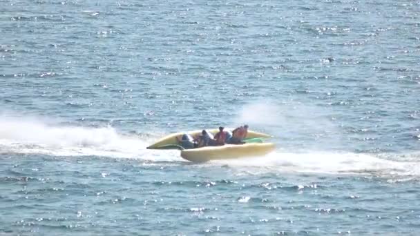 Летающая банановая лодка, водные лыжи . — стоковое видео