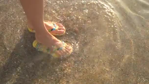 Los pies de la mujer en el agua . — Vídeos de Stock