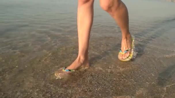 Beine beim Gehen in Slow-mo, am Meer. — Stockvideo